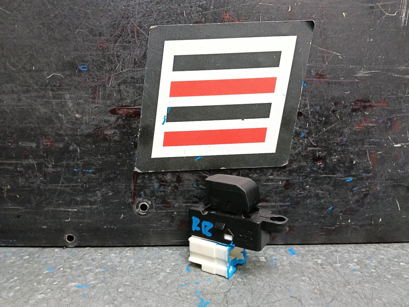 Used auto part listing image: 2023 SUZUKI VITARA PWR DR WIND SWITCH RH REAR, VITARA, LY (VIN TSM), 06/15- 0000398067