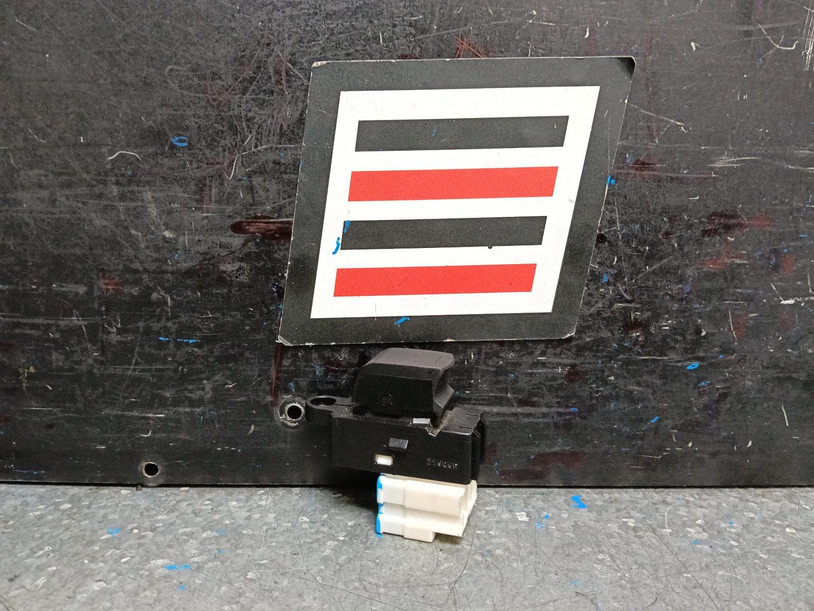 Used auto part listing image: 2023 SUZUKI VITARA PWR DR WIND SWITCH LH REAR, VITARA, LY (VIN TSM), 06/15- 0000398068