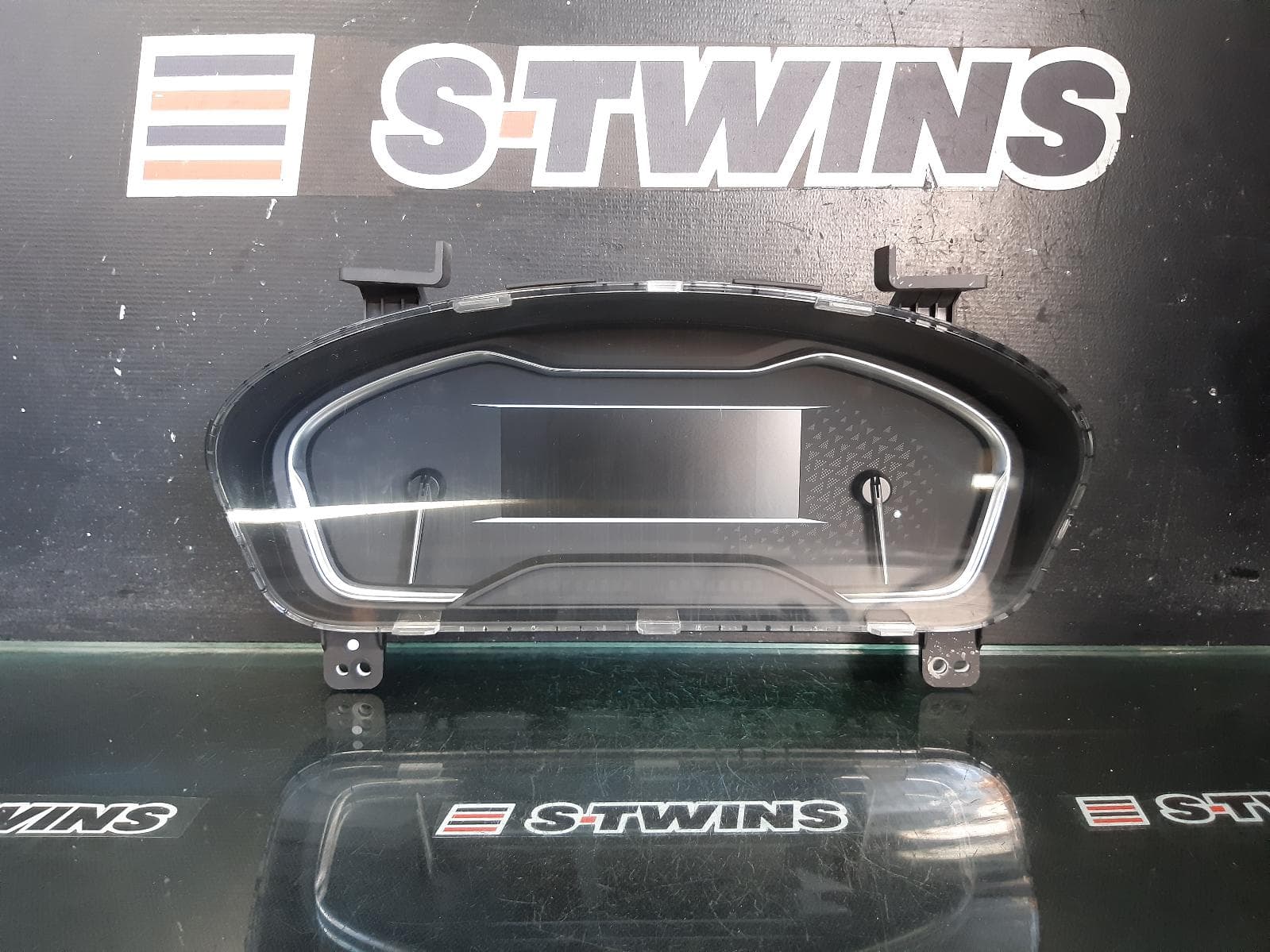 Used auto part listing image: 2022 LDV G10 VAN INSTRUMENTCLUSTER INSTRUMENT CLUSTER, DIESEL, 2.0, AUTO T/M, SV7C, VAN, 07/21- 0000228008