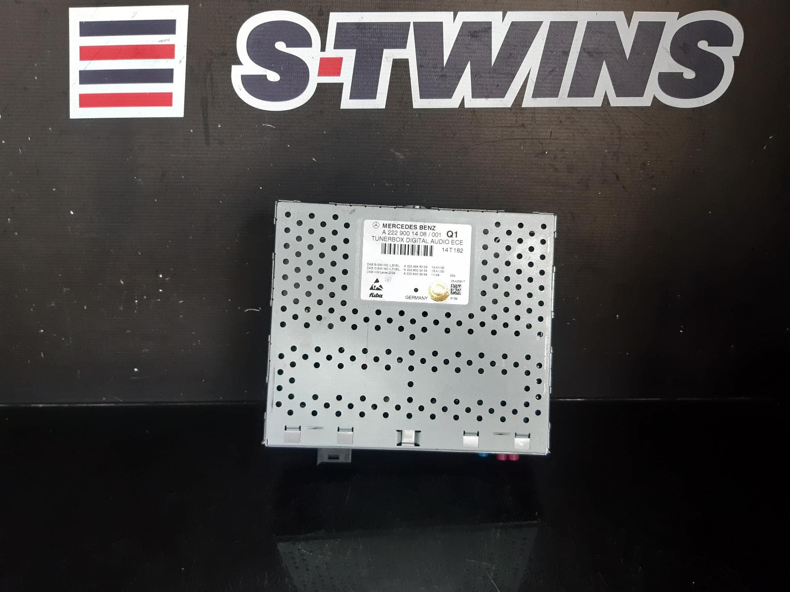 Used auto part listing image: 2014 MERCEDES C CLASS DAB DIGITAL RADIO TUNER, W205/S205/C205/A205, 06/14-07/23 0000127783