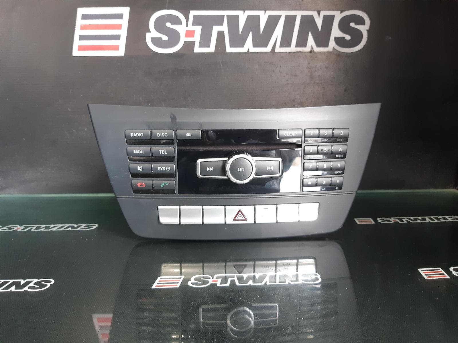 Used auto part listing image: 2013 MERCEDES C CLASS DASH RADIO CONTROL/HEAD UNIT, COMAND APS, 6 DISC CD STACKER, SAT NAV TYPE, W204/S204/C204, 05/11-01/15 0000233785