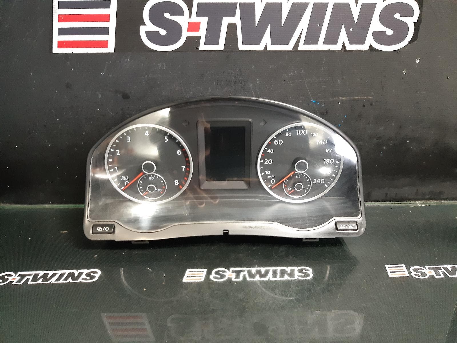 Used auto part listing image: 2014 VOLKSWAGEN TIGUAN INSTRUMENTCLUSTER PETROL, 5N, 09/10-08/16 0000346629