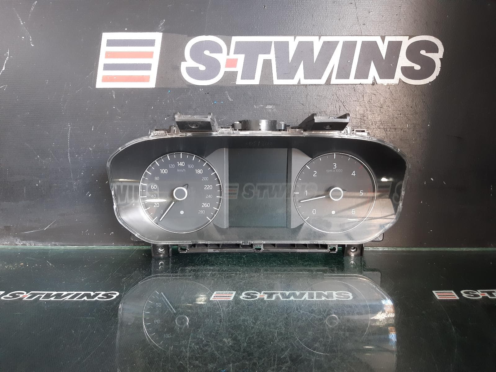 Used auto part listing image: 2017 LAND ROVER RANGEROVER VELAR INSTRUMENTCLUSTER L560, INSTRUMENT CLUSTER, ANALOG, 05/17- 0000299349