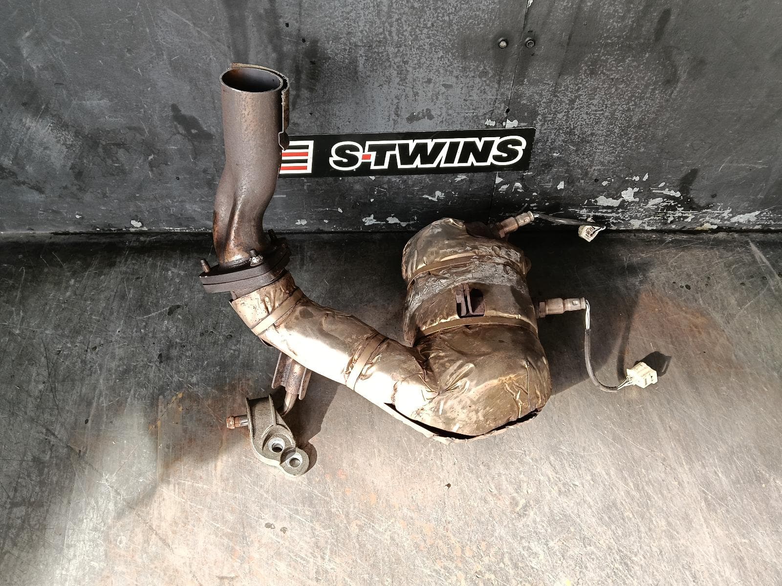 Used auto part listing image: 2015 JEEP CHEROKEE CATALYTIC CONVERTER MANIFOLD-CAT TYPE, 3.2, PETROL, REAR (RH SIDE), KL, 02/14-03/18 0000395709