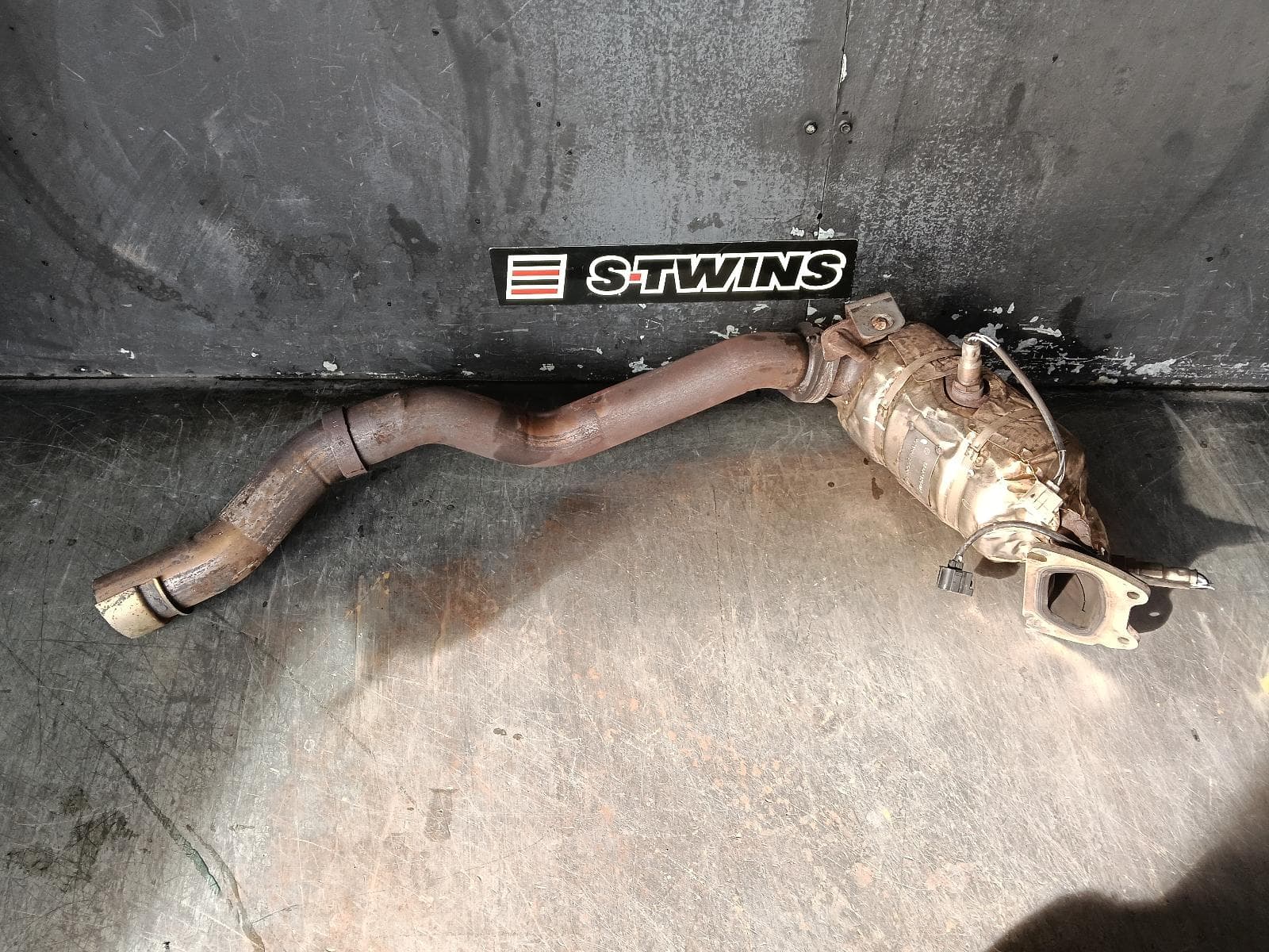 Used auto part listing image: 2015 JEEP CHEROKEE CATALYTIC CONVERTER MANIFOLD-CAT TYPE, 3.2, PETROL, FRONT (LH SIDE), KL, 02/14-03/18 0000395710