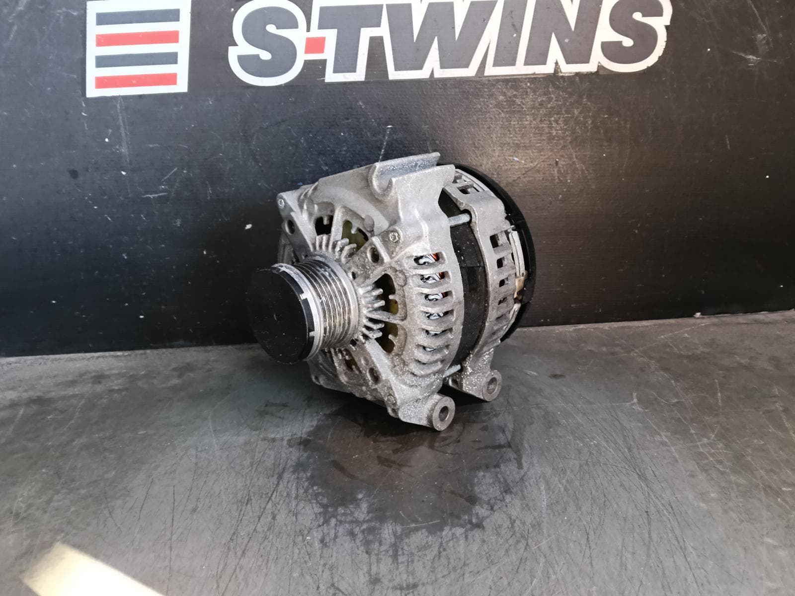Used auto part listing image: 2015 JEEP CHEROKEE ALTERNATOR KL, PETROL, 3.2, PENTASTAR, 180AMP, 02/14-03/18 0000395722