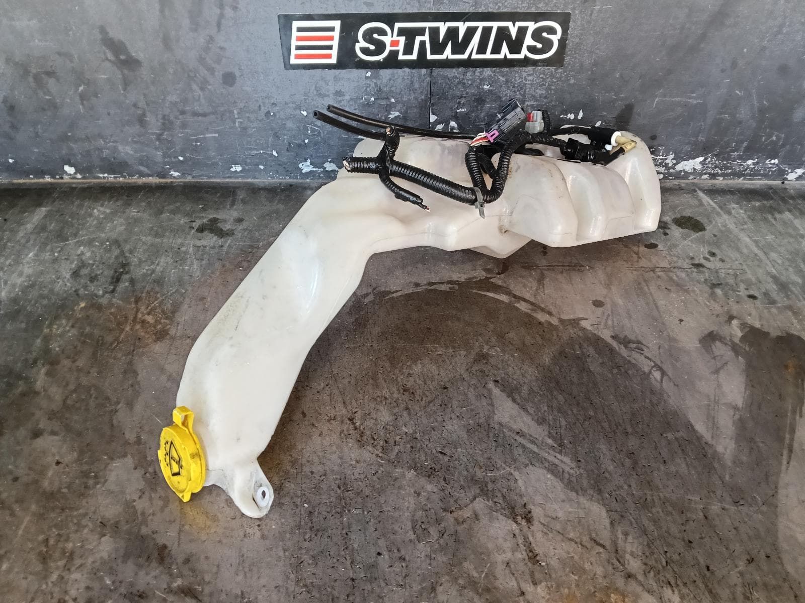 Used auto part listing image: 2015 JEEP CHEROKEE WASHER BOTTLE KL, 02/14-03/18 0000395810
