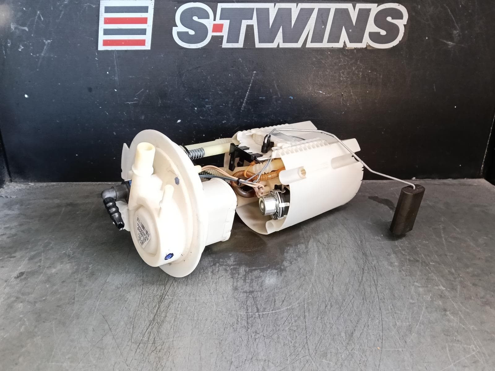 Used auto part listing image: 2015 JEEP CHEROKEE FUEL PUMP PUMP & SENDER, PETROL, 3.2, PENTASTAR, KL, 02/14-11/22 0000395814