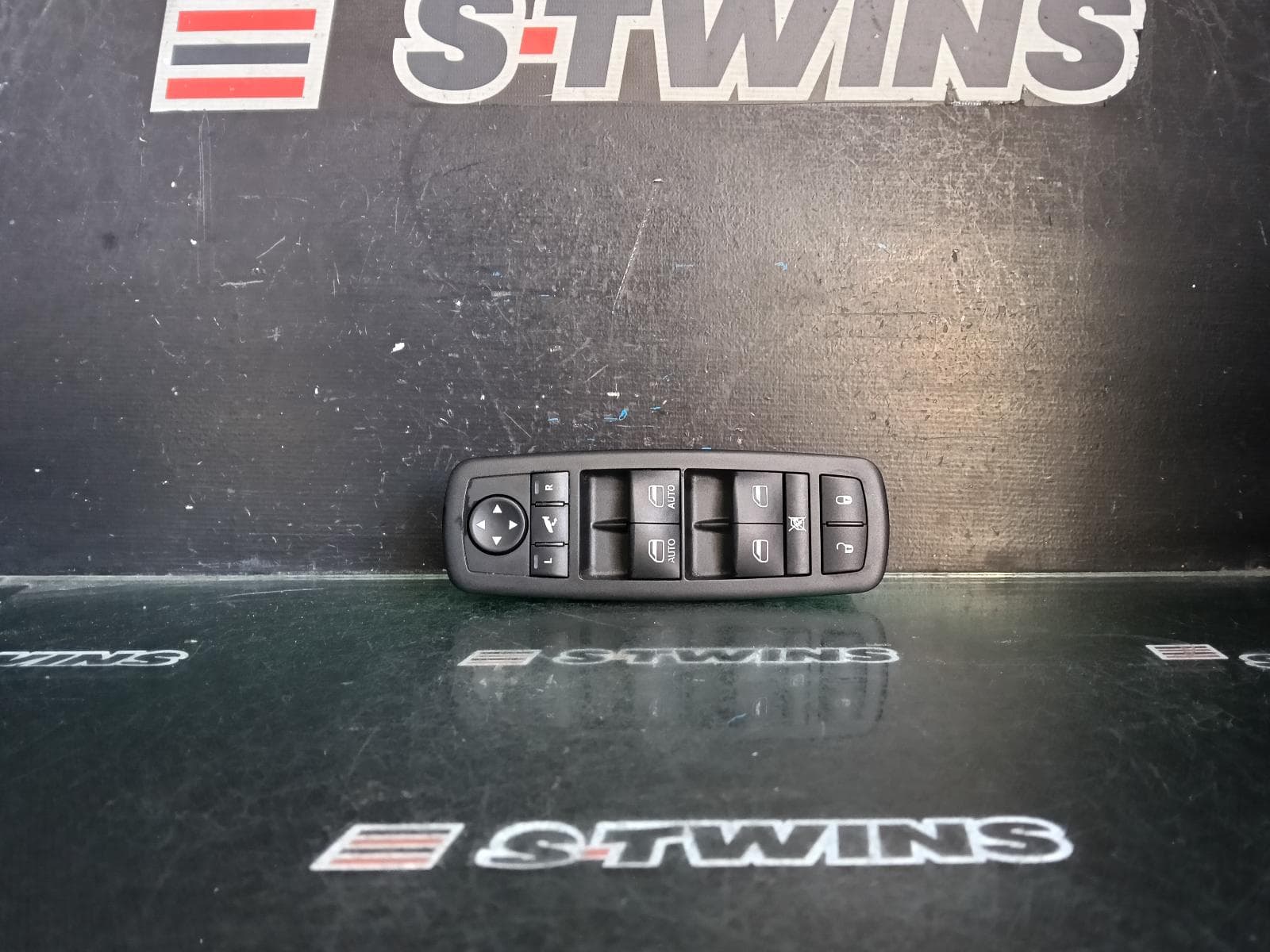 Used auto part listing image: 2015 JEEP CHEROKEE PWR DR WIND SWITCH KL, RH FRONT (MASTER SWITCH), 1 PLUG, 02/14-11/22 0000395817