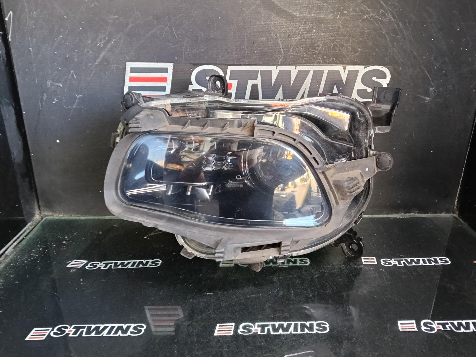 Used auto part listing image: 2015 JEEP CHEROKEE LEFT HEADLAMP KL, BI-XENON, W/ BLACK INSERT TYPE, 02/14-03/18 0000395819