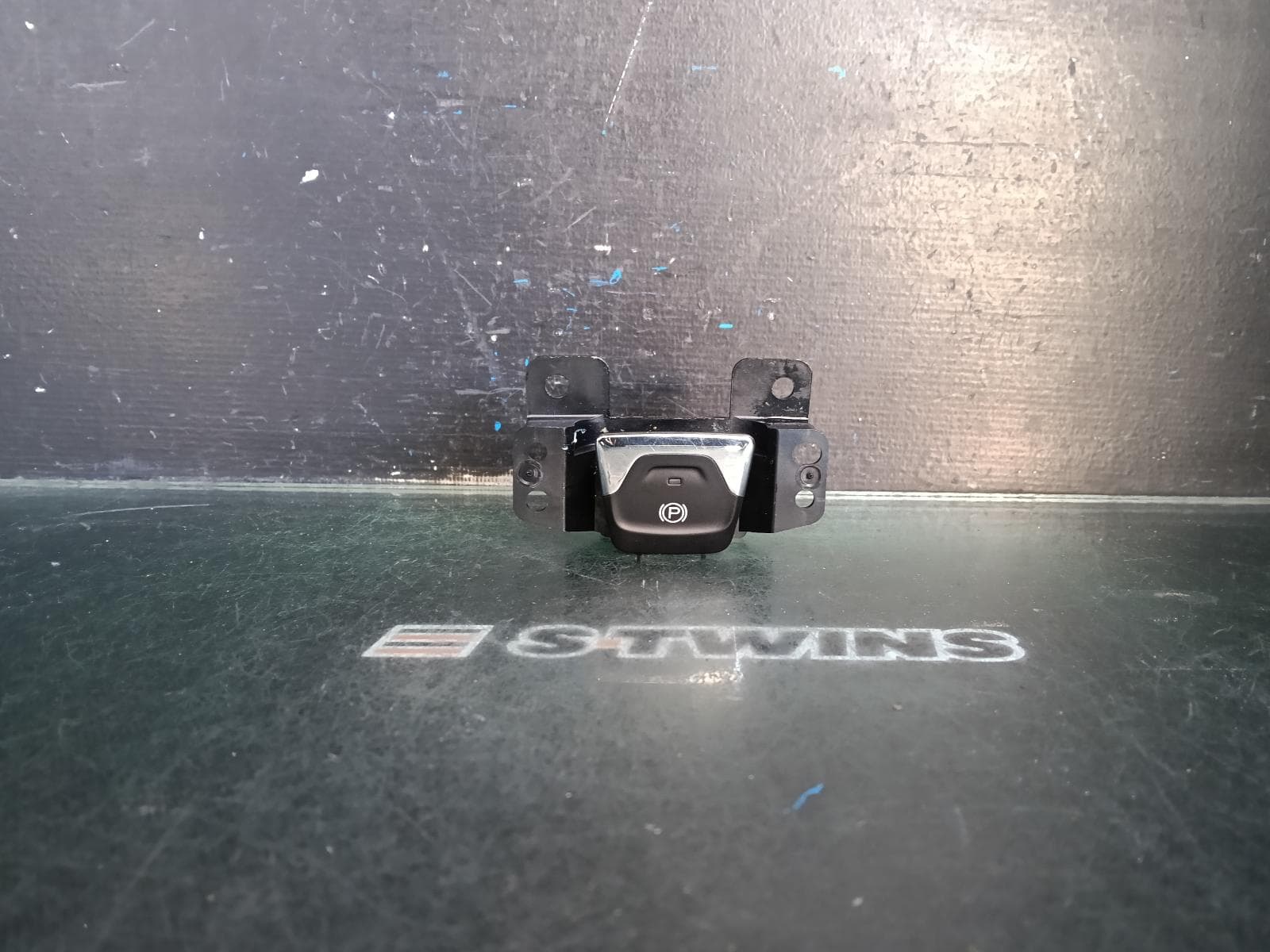 Used auto part listing image: 2015 JEEP CHEROKEE ELEC PARK BRAKE SWITCH, KL, 02/14-11/22 0000395829