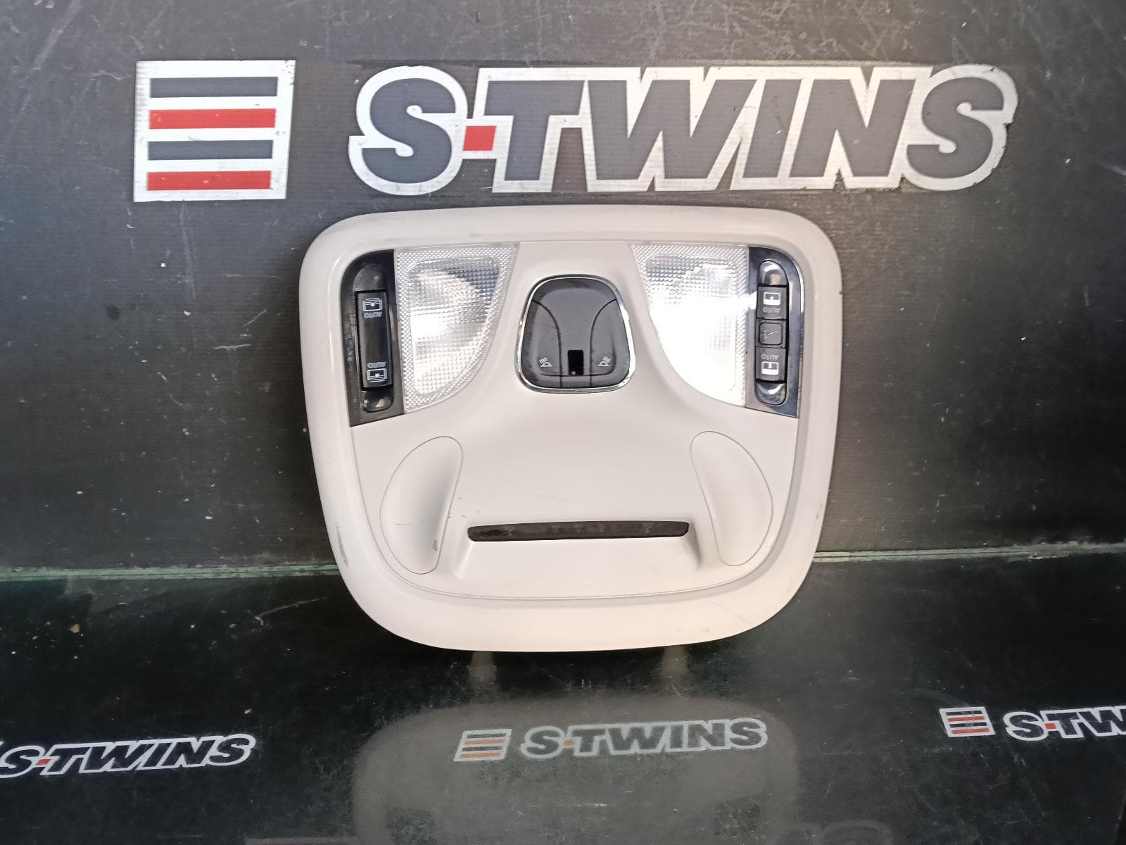 Used auto part listing image: 2015 JEEP CHEROKEE COURTESY LIGHT FRONT, W/ SUNROOF TYPE, NON SUNGLASS HOLDER TYPE, KL, 06/14-11/22 0000395830