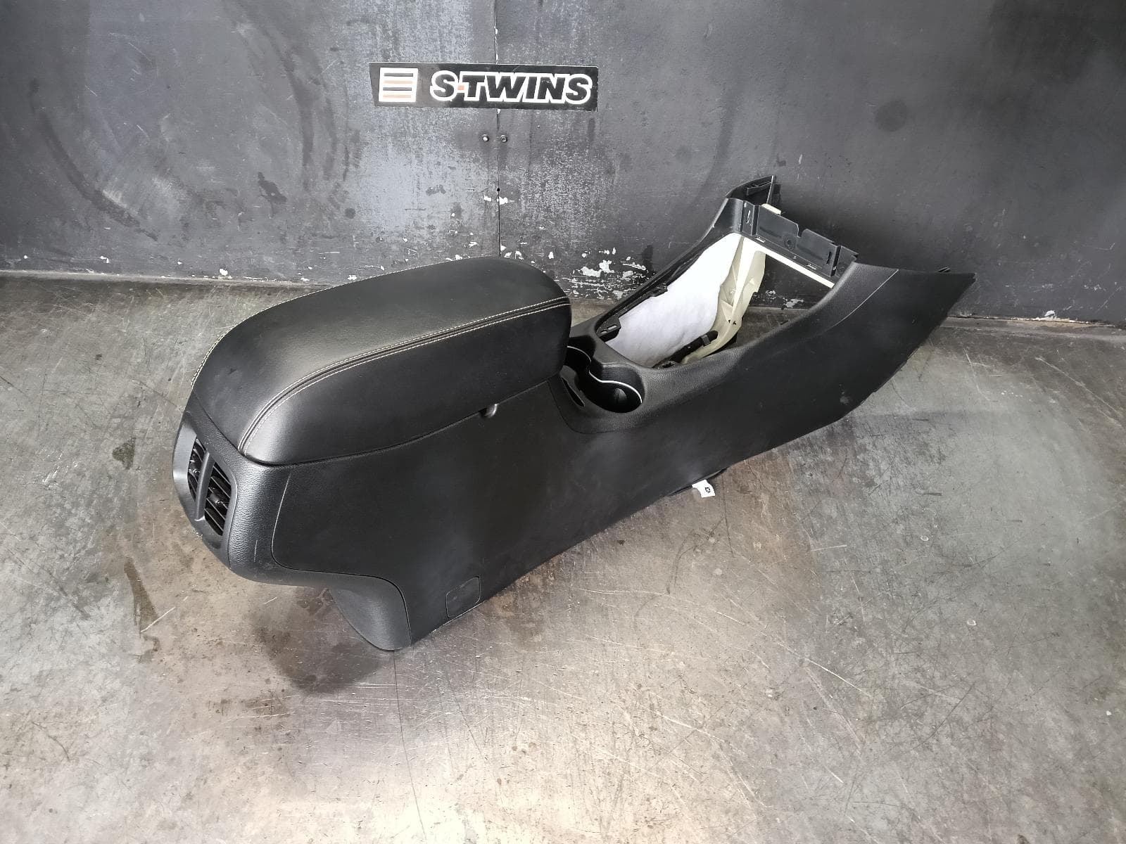 Used auto part listing image: 2015 JEEP CHEROKEE CONSOLE KL, 02/14-03/18 0000395778