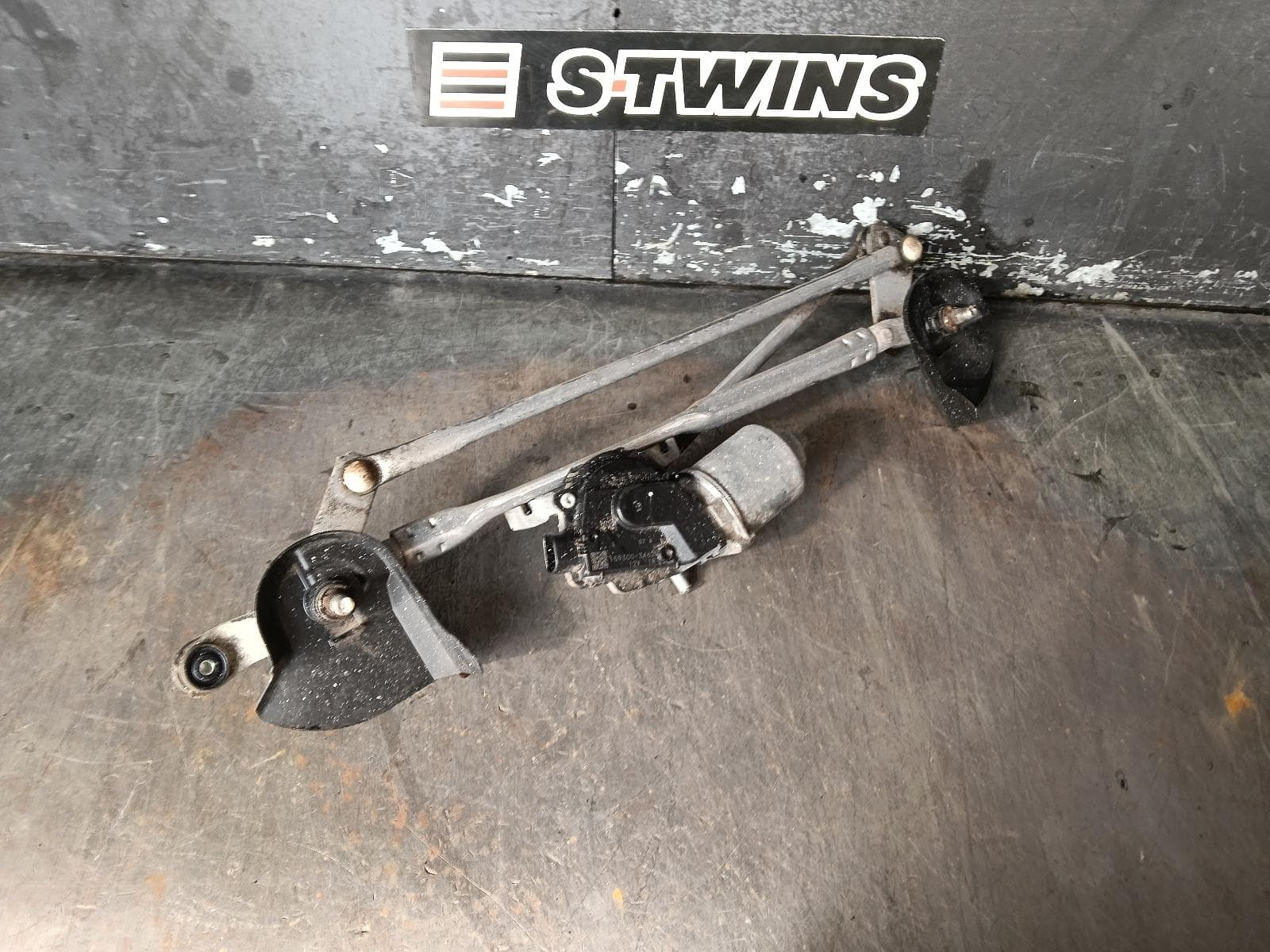 Used auto part listing image: 2014 MITSUBISHI OUTLANDER WIPER MOTOR FRONT, ZJ-ZL, 10/12-07/21 0000395713