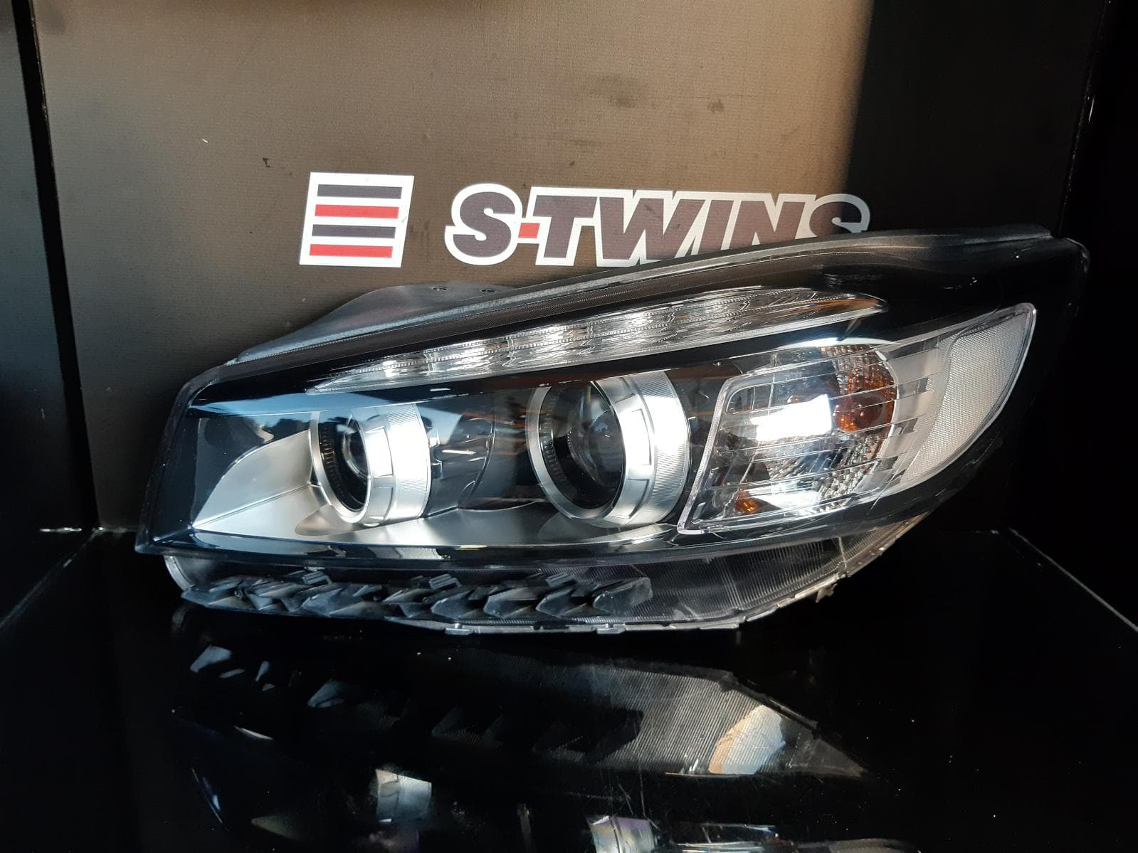 Used auto part listing image: 2017 KIA SORENTO LEFT HEADLAMP UM, Si/SLi, HALOGEN TYPE, 03/15-08/17 0000109449