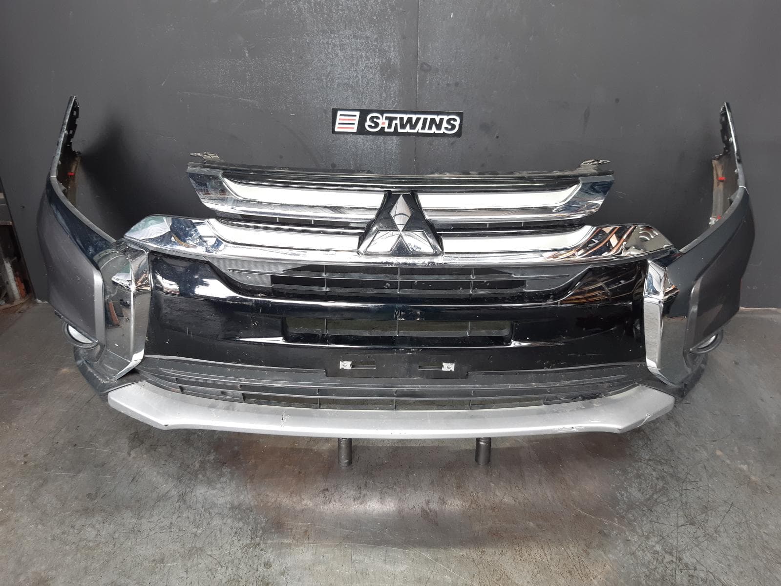 Used auto part listing image: 2017 MITSUBISHI OUTLANDER FRONT BUMPER BUMPER BAR, NON H/LAMP WASHER TYPE, ZK, 01/15-03/18 0000372018
