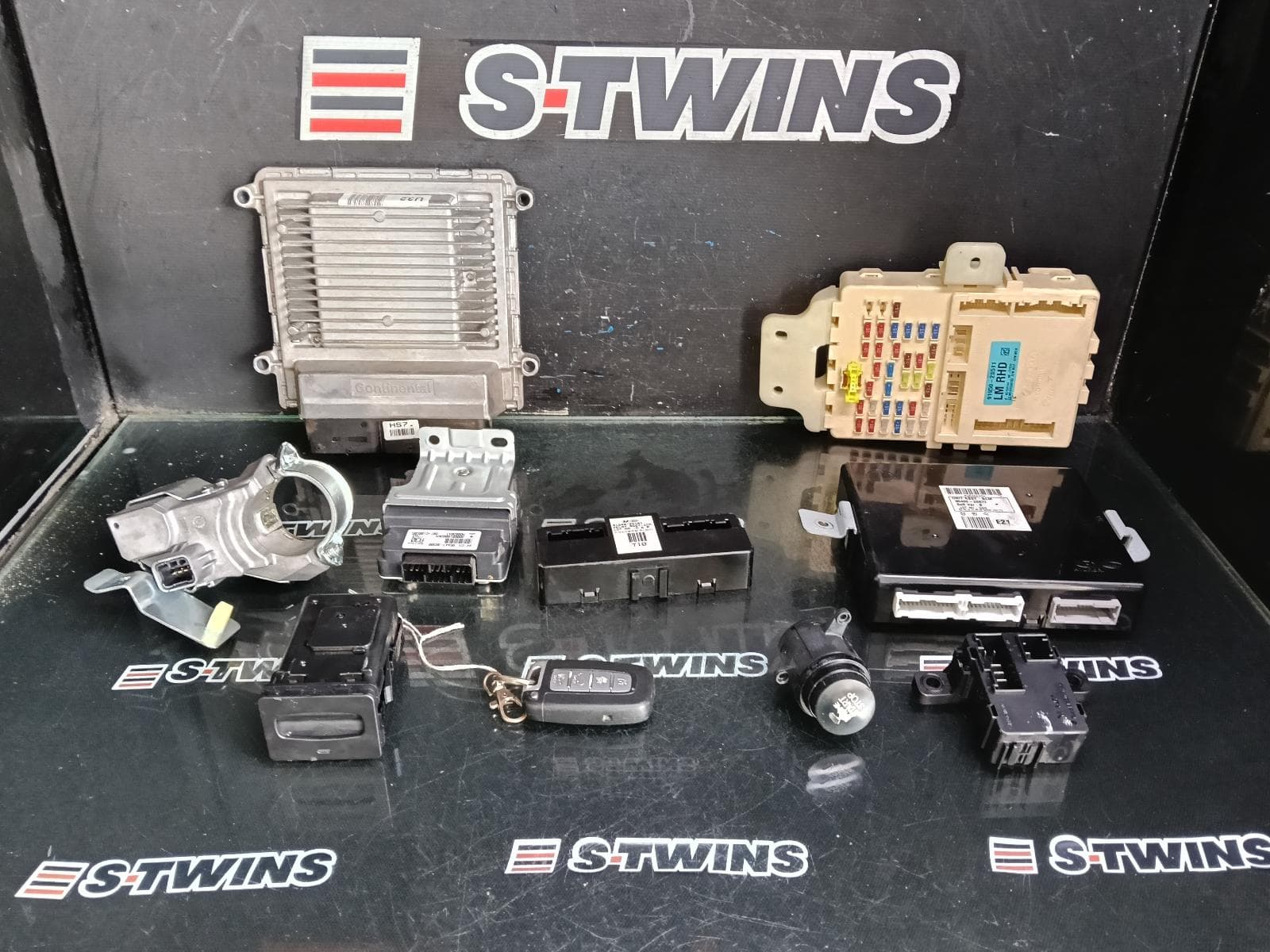 Used auto part listing image: 2011 HYUNDAI IX35 ENGINE ECU, 2.4, PETROL, SEC SET (ECU/IMM/READER/KEY), LM, 11/09-05/13 0000383267