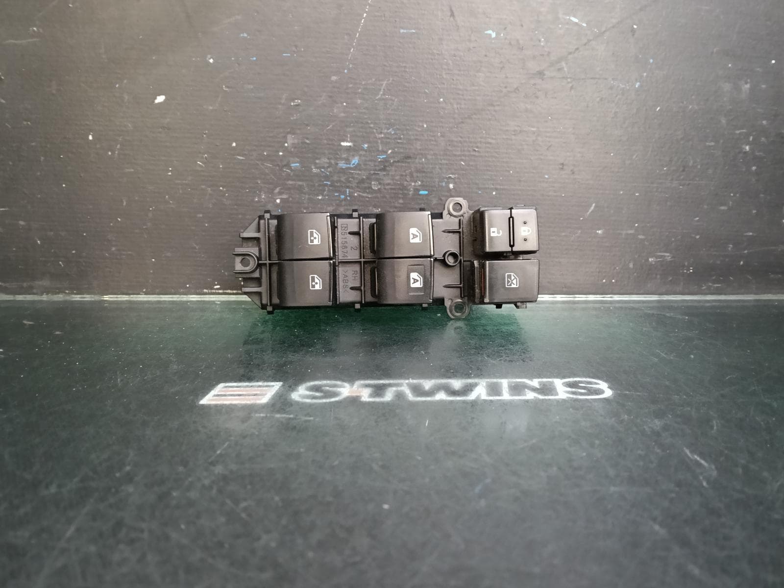 Used auto part listing image: 2015 TOYOTA KLUGER PWR DR WIND SWITCH RH FRONT (MASTER SWITCH), GSU50/GSU55, 12/13-02/21 0000399052