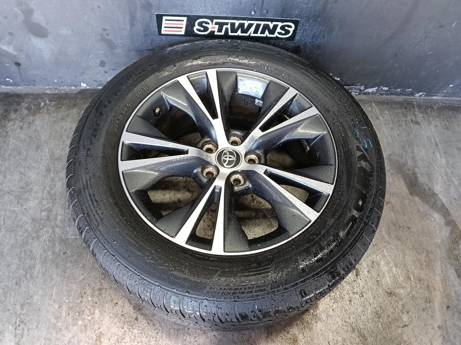 Used auto part listing image: 2015 TOYOTA KLUGER WHEEL MAG FACTORY, 18X7.5IN, GXL, GSU50/GSU55, 12/13-10/16 0000398850