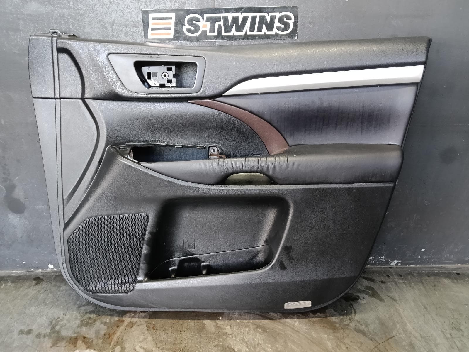 Used auto part listing image: 2015 TOYOTA KLUGER DOOR TRIM RH FRONT, GSU50-GSU55, LEATHER, BLACK, 12/13-02/21 0000399058