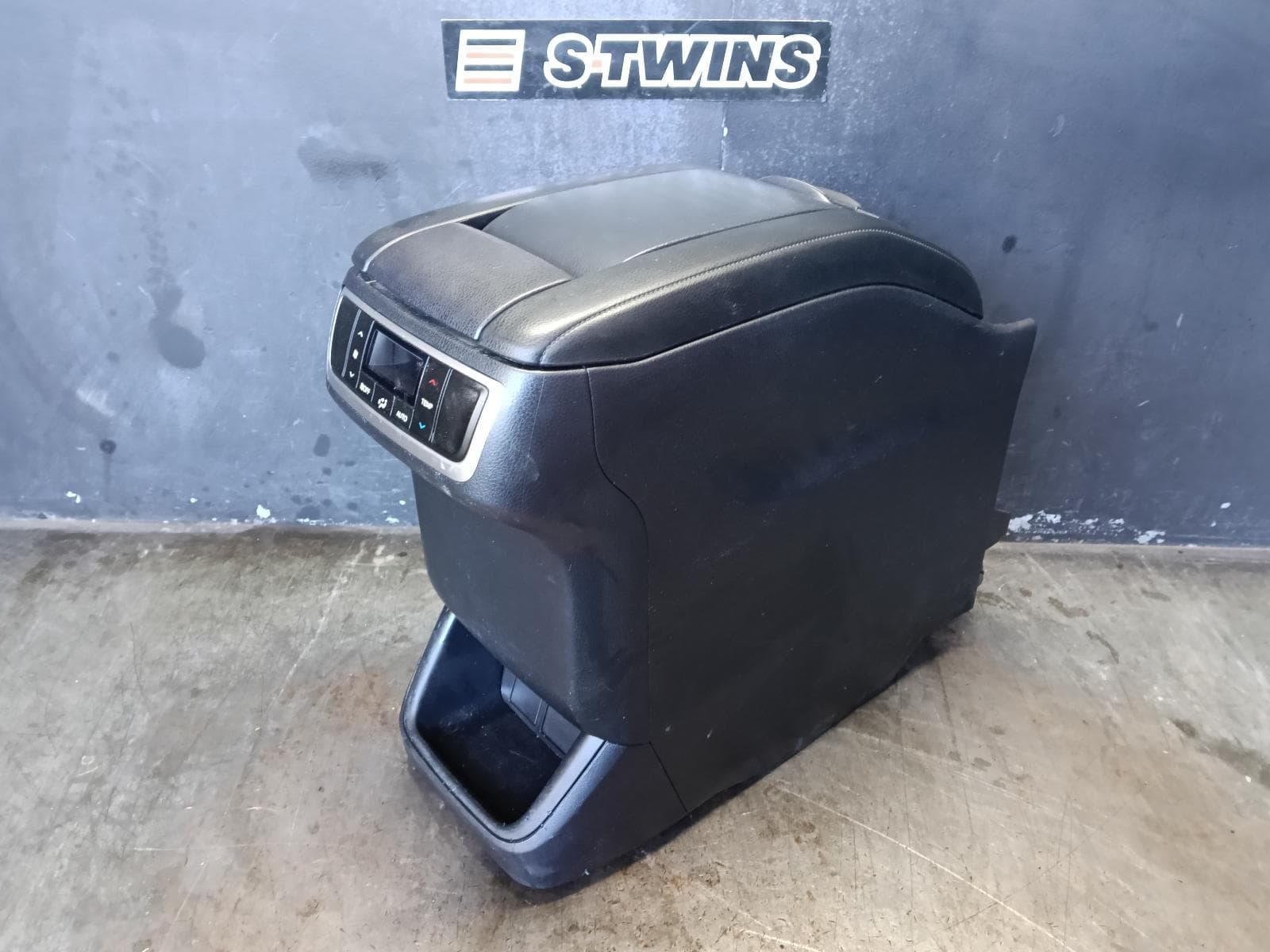 Used auto part listing image: 2015 TOYOTA KLUGER CONSOLE XU50 SERIES, BLACK, 12/13-02/21 0000398983