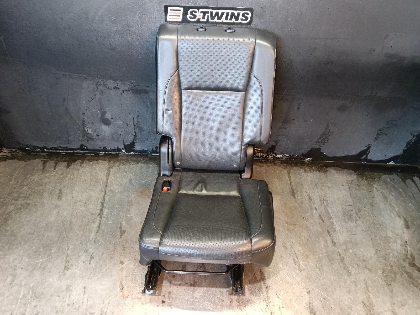 Used auto part listing image: 2015 TOYOTA KLUGER 2ND SEAT REAR SEAT LH REAR, GSU50/GSU55, LEATHER, 12/13-02/21 0000399059
