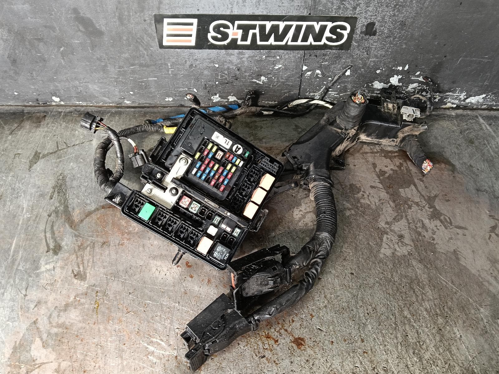 Used auto part listing image: 2017 HYUNDAI TUCSON FUSE BOX ENGINE BAY, PETROL, TL, 06/15-01/21 0000396442