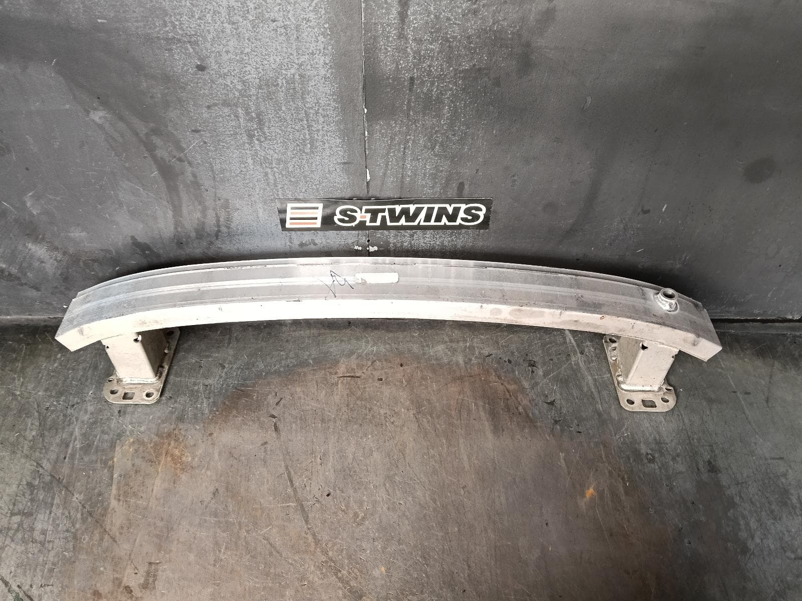 Used auto part listing image: 2015 JEEP CHEROKEE F BAR REINFORC BRACK KL, MAIN REINFORCEMENT, NON TOW HOOKS, W/ ADAPTIVE CRUISE, 02/14-03/18 0000395715