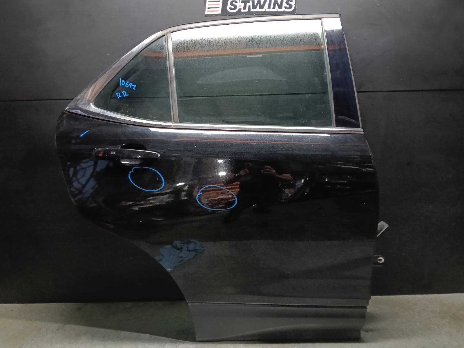 Used auto part listing image: 2019 HOLDEN EQUINOX RIGHT REAR DOOR SLIDING EQ, 09/17-12/20 0000398700