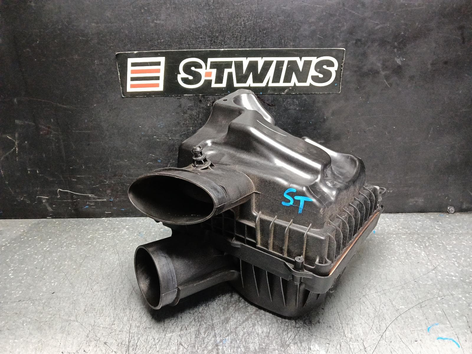 Used auto part listing image: 2019 HOLDEN EQUINOX AIR CLEANER BOX AIR CLEANER, EQ, 2.0, PETROL, 09/17-12/20 0000398790