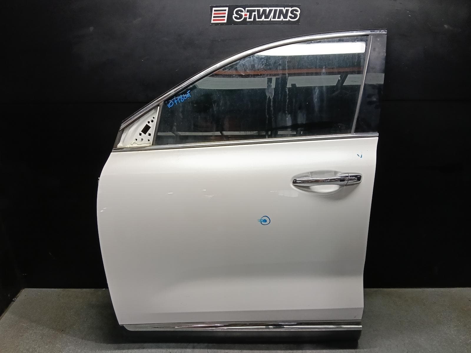 Used auto part listing image: 2016 KIA SORENTO LEFT FRONT DOOR UM, 03/15-02/20 0000408352