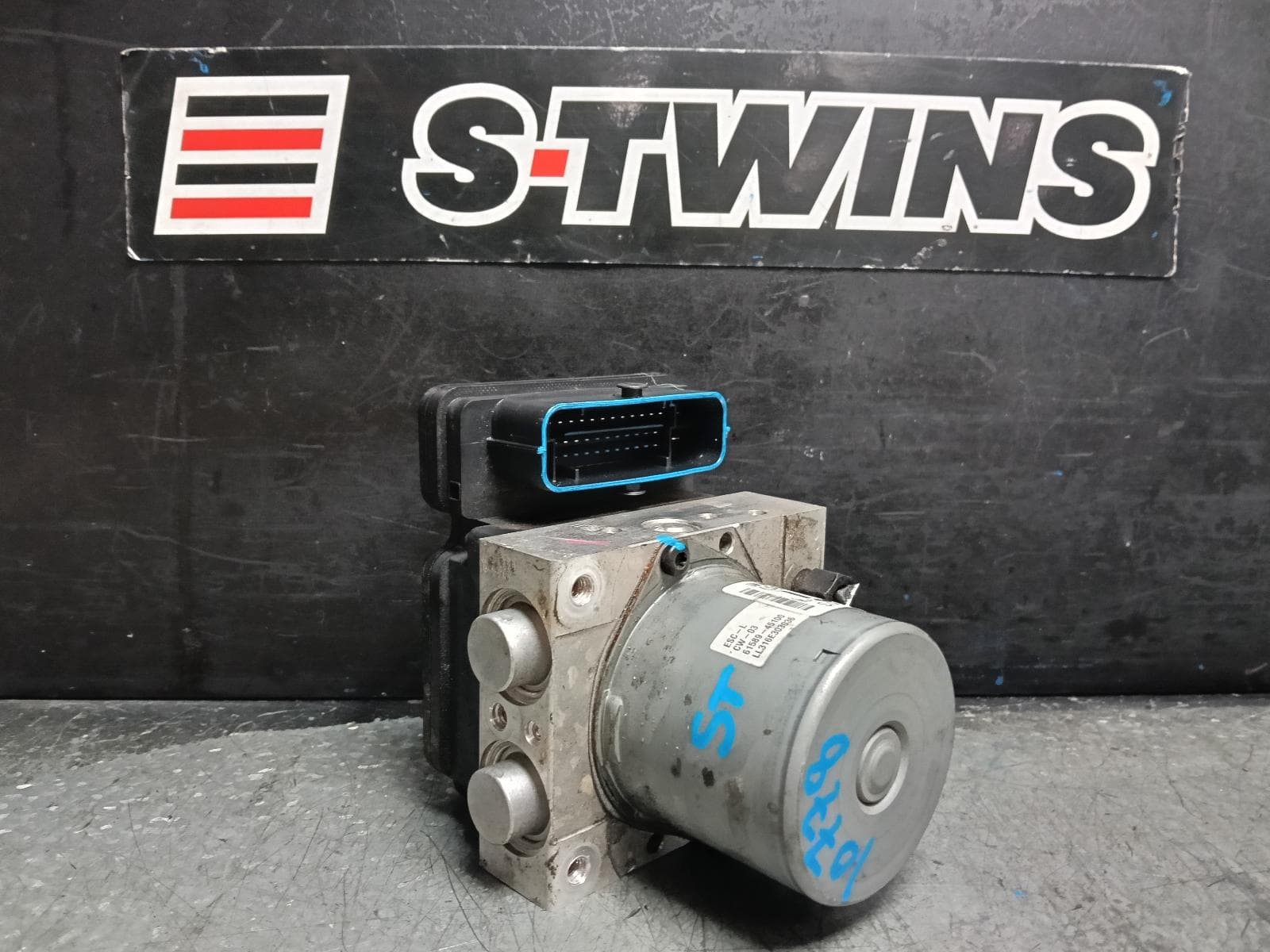Used auto part listing image: 2016 KIA SORENTO ABS PUMP MODULATOR PETROL, 3.3, G6DF, UM, 03/15-08/17 0000408422