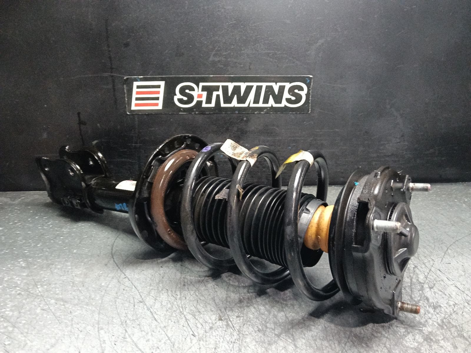 Used auto part listing image: 2016 KIA SORENTO LEFT FRONT STRUT UM, 03/15-08/17 0000408426