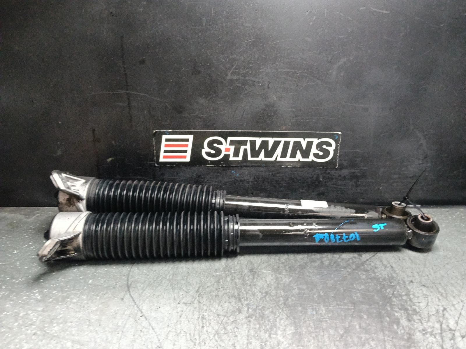 Used auto part listing image: 2016 KIA SORENTO SHOCK ABSORBER UM, REAR, PAIR, 03/15-02/20 0000408427