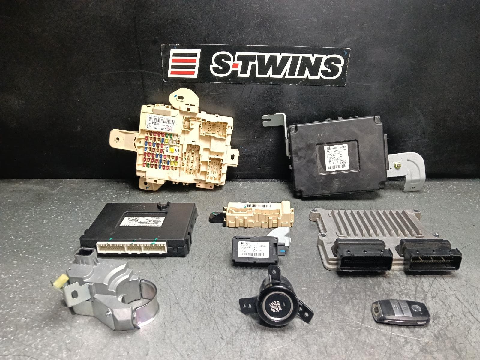 Used auto part listing image: 2016 KIA SORENTO ENGINE ECU, 3.3, PETROL, SEC SET (ECU/IMM/READER/KEY), UM, 03/15-02/20 0000408428