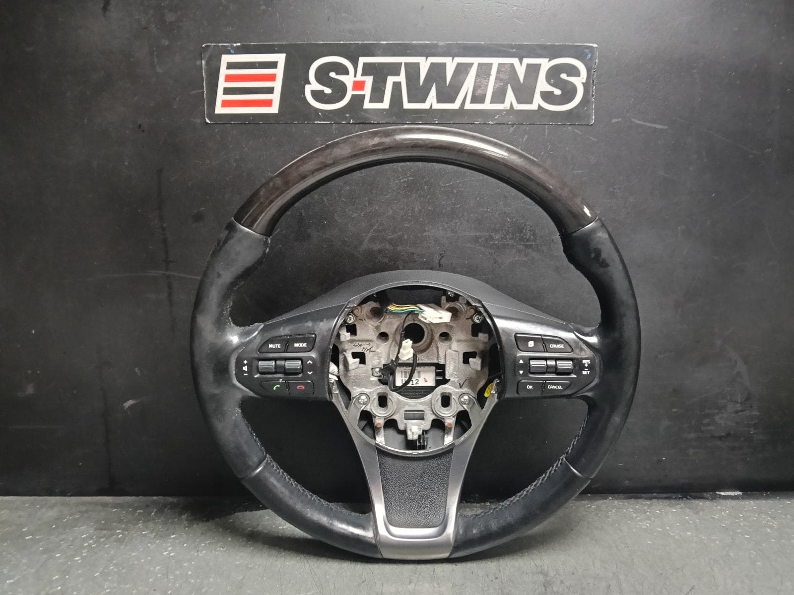 Used auto part listing image: 2016 KIA SORENTO STEERING WHEEL LEATHER W/ GLOSS BLACK TRIM, NON-HEATED, Si/SLi, UM, 03/15-02/20 0000408429