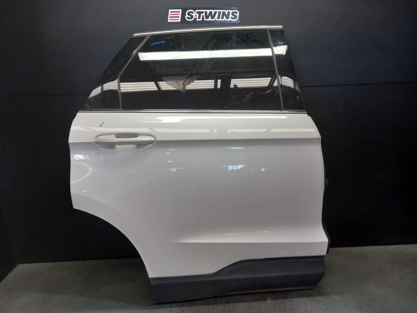 Used auto part listing image: 2019 FORD ENDURA RIGHT REAR DOOR SLIDING CA, 09/18-06/20 0000399586