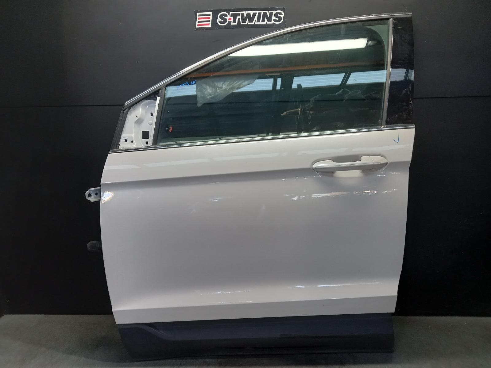Used auto part listing image: 2019 FORD ENDURA LEFT FRONT DOOR CA, 09/18-06/20 0000400007