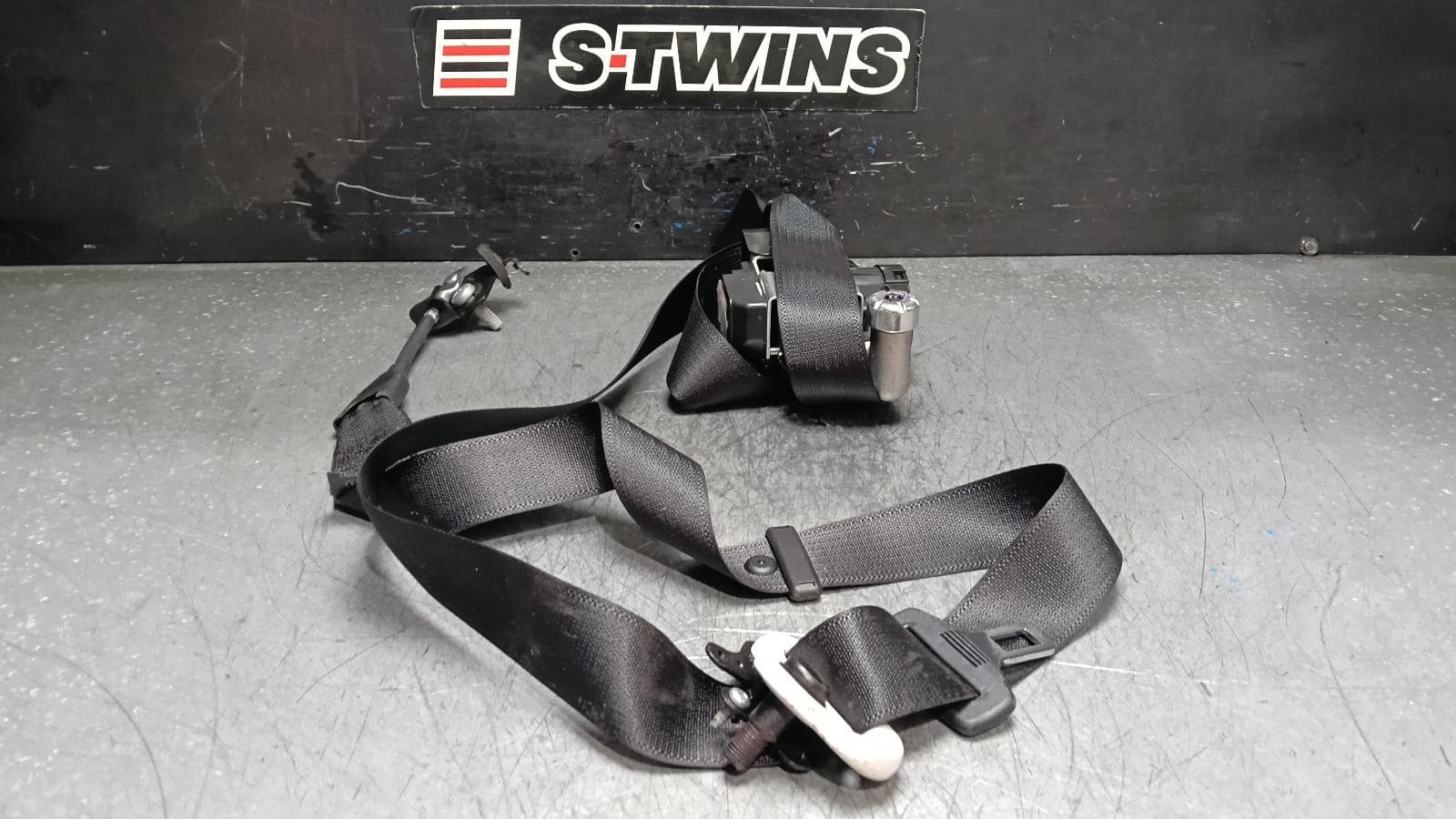 Used auto part listing image: 2019 FORD ENDURA SEAT BELT STALK LH FRONT, SEAT BELT ONLY, CA, 09/18-06/20 0000400001