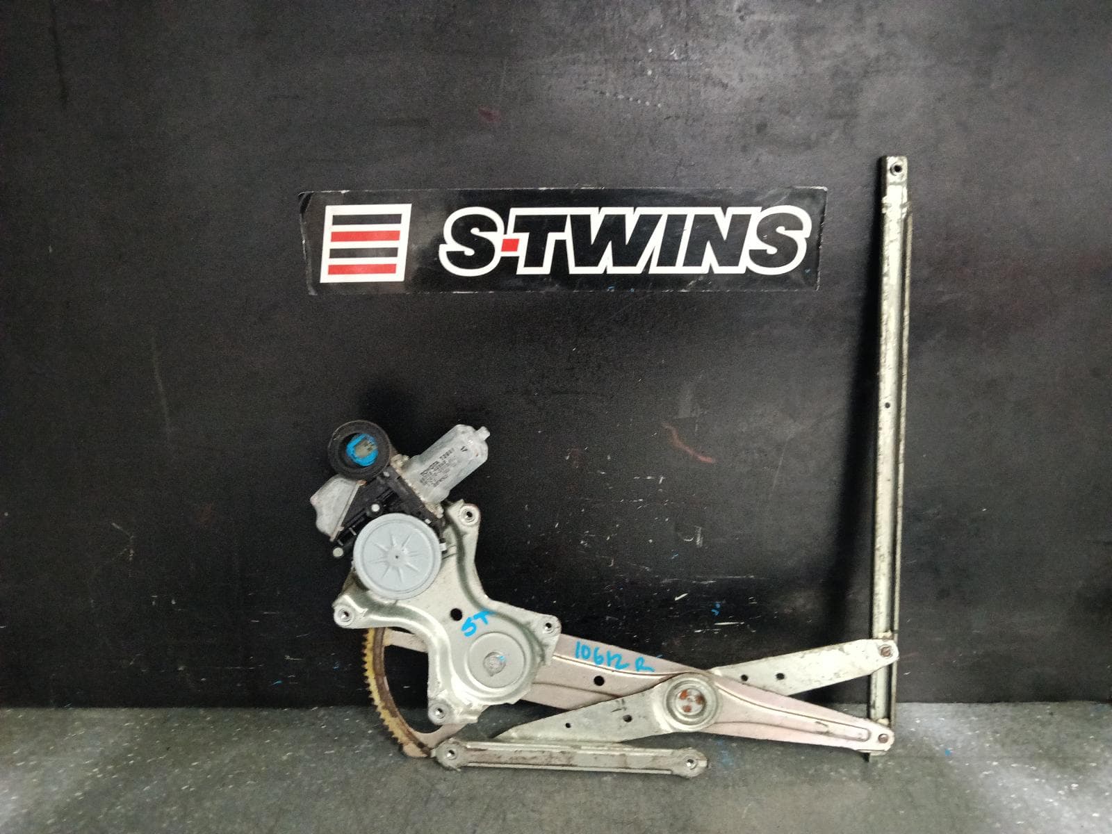 Used auto part listing image: 2008 TOYOTA KLUGER RIGHT FRONT WINDOW REG MOTOR GSU40-GSU45, DOOR REG ASSY (REG AND MOTOR), 08/07-02/14 0000398564