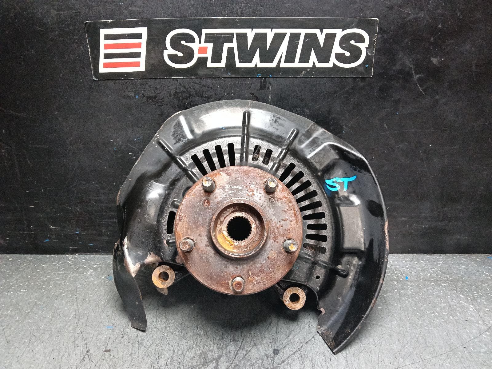 Used auto part listing image: 2008 TOYOTA KLUGER RIGHT FRONT HUB ASSEMBLY GSU40-GSU45, 4WD TYPE, 05/07-02/14 0000398572