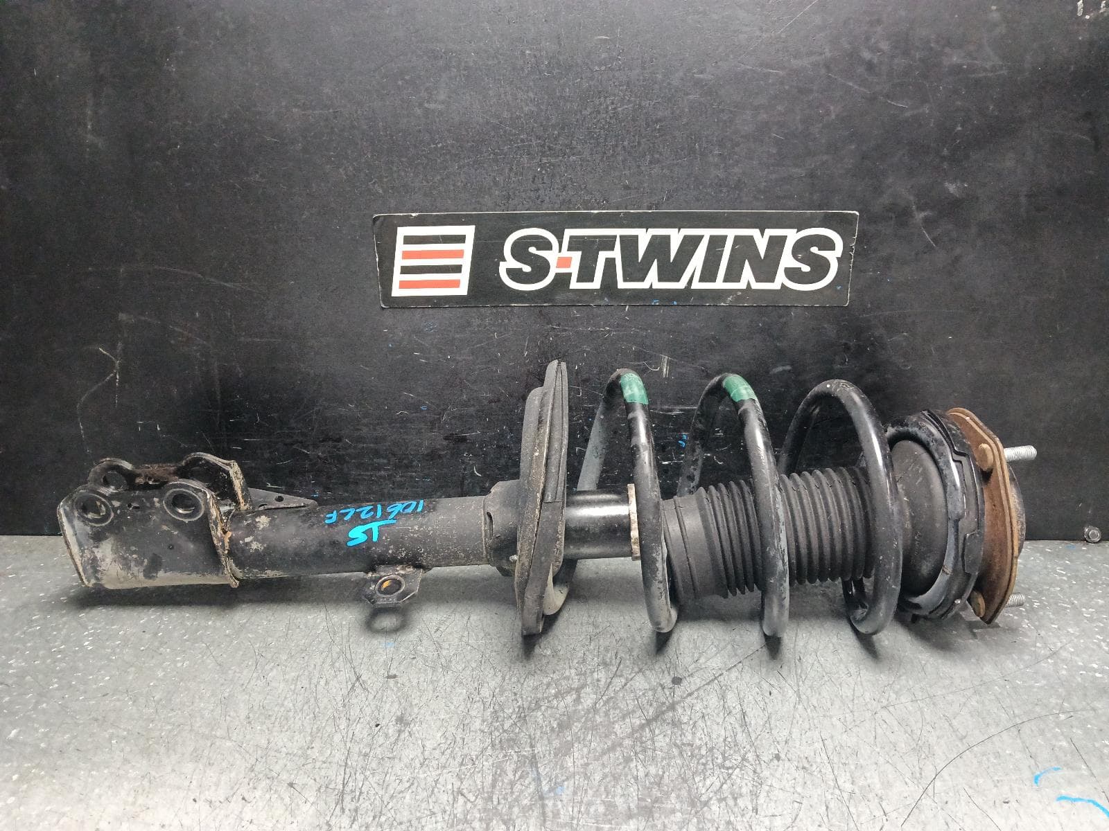 Used auto part listing image: 2008 TOYOTA KLUGER LEFT FRONT STRUT GSU40-GSU45, 08/07-02/14 0000398575