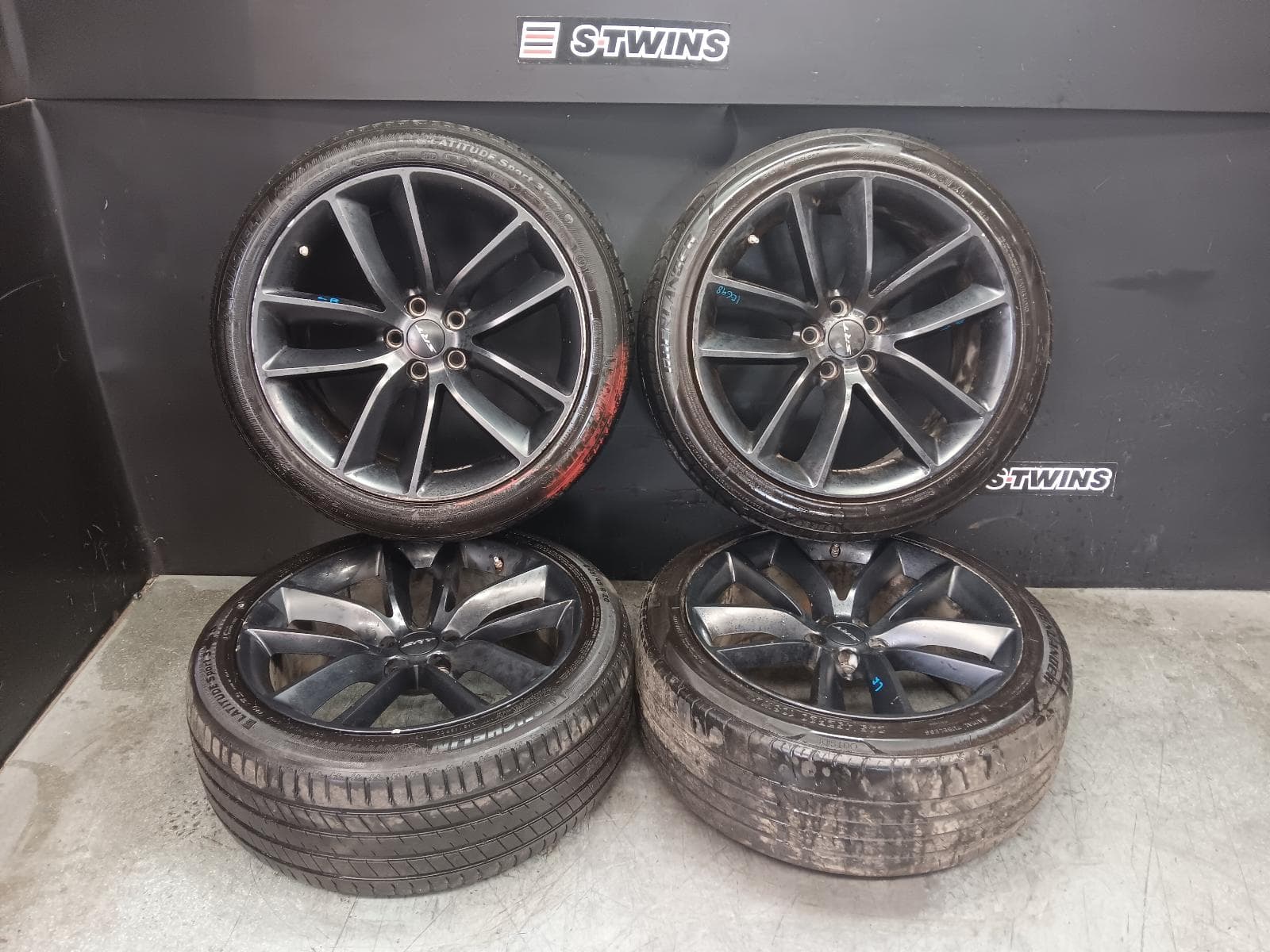 Used auto part listing image: 2020 CHRYSLER 300C WHEEL MAG FACTORY, 20X9IN, BLACK, SRT, LX2, 01/15-12/21 0000410852