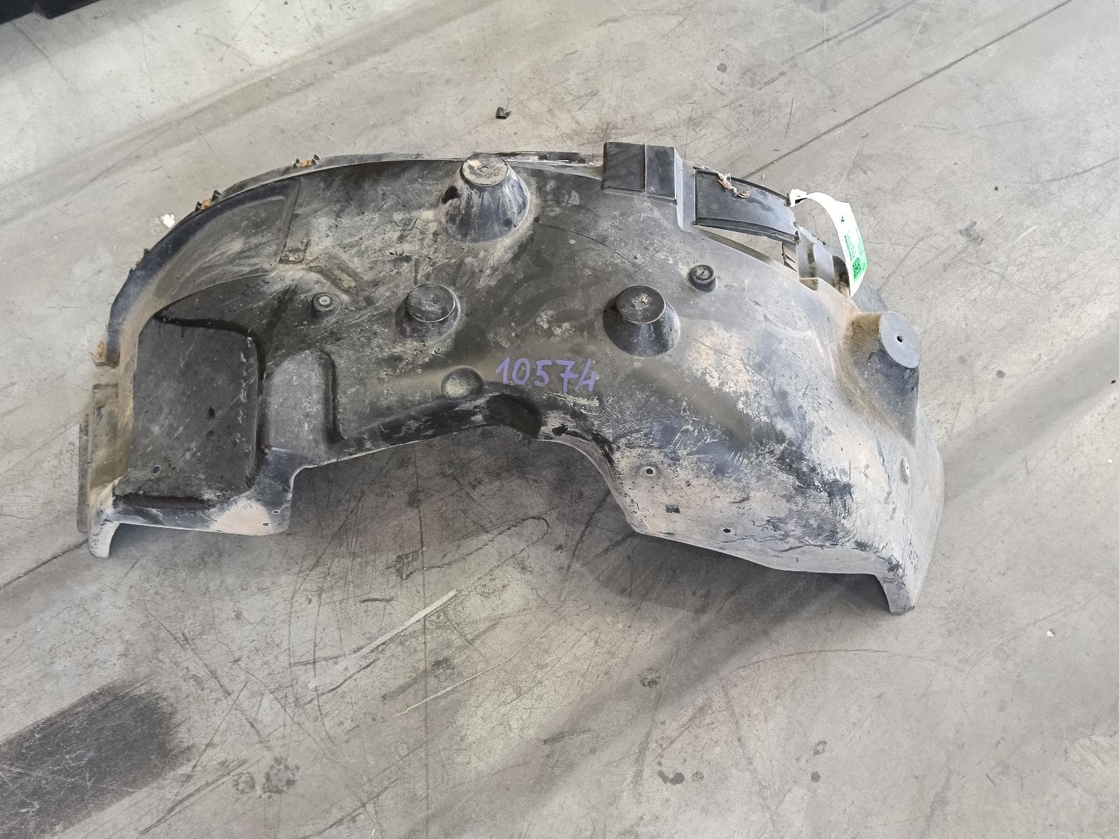 Used auto part listing image: 2017 RAM 2500/3500 LEFT GUARD LINER 2016-2020 0000395864
