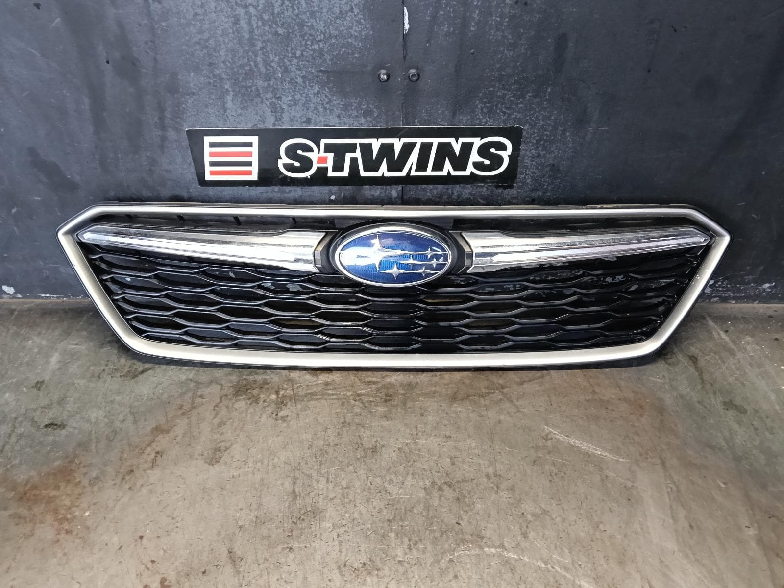 Used auto part listing image: 2018 SUBARU IMPREZA GRILLE G5, RADIATOR GRILLE, 09/16-02/20 0000396581