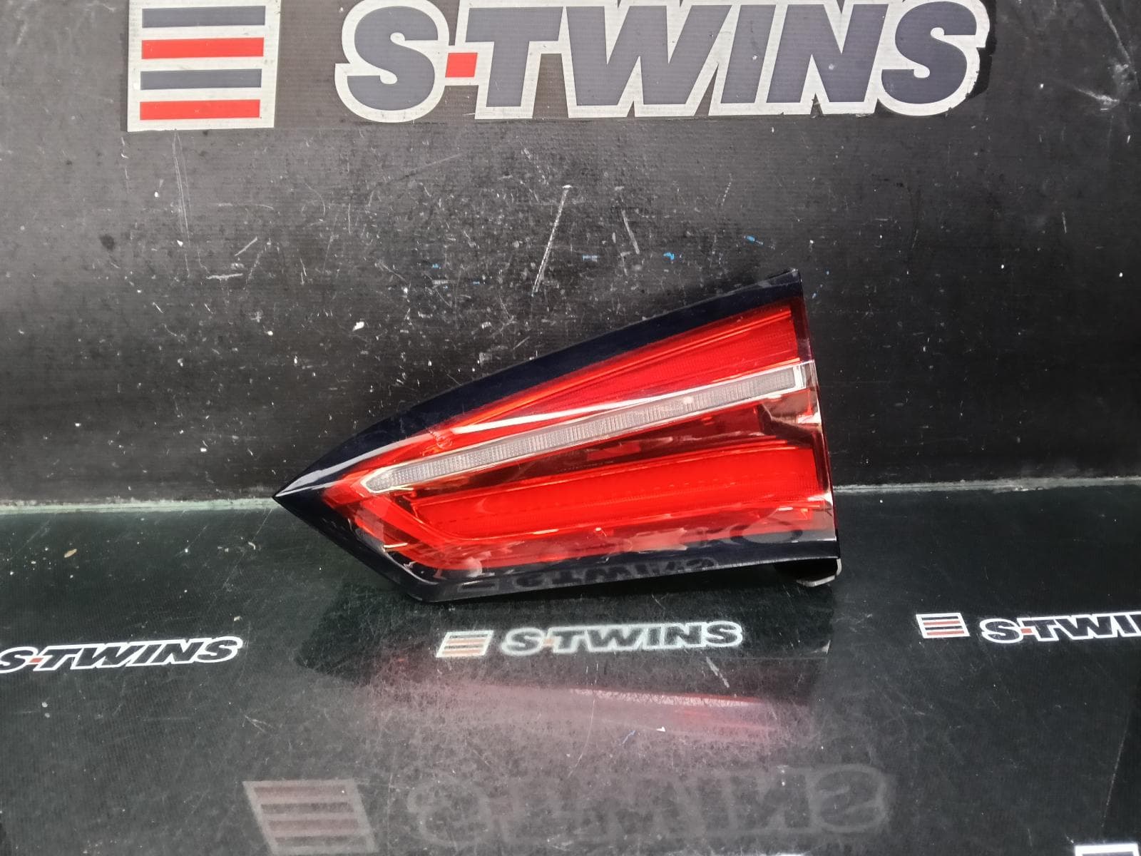 Used auto part listing image: 2020 MG HS REAR GARNISH TAILGATE LAMP (RH SIDE), W/ SEQUENTIAL TYPE, SAS23, 09/19-12/24 0000396228