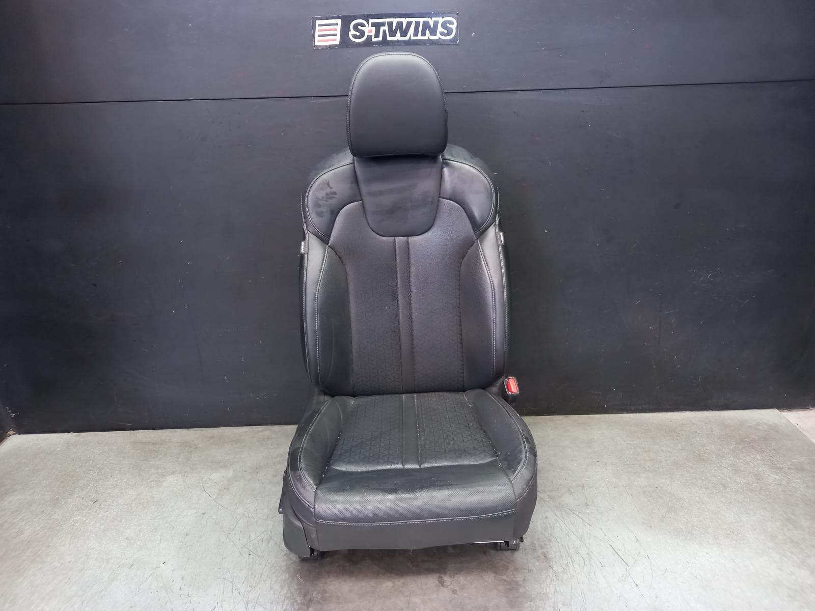 Used auto part listing image: 2023 KIA SORENTO FRONT SEAT RH FRONT, MQ4, LEATHER, SPORT+, 02/20- 0000399121
