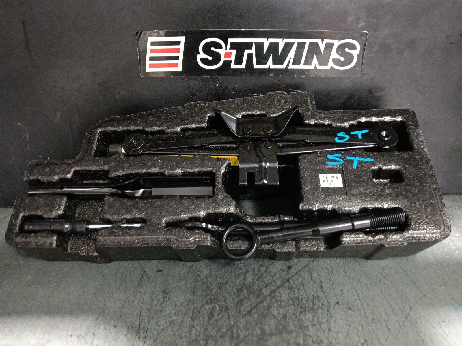 Used auto part listing image: 2023 KIA SORENTO JACK TOOL KIT MQ4, 02/20- 0000399126