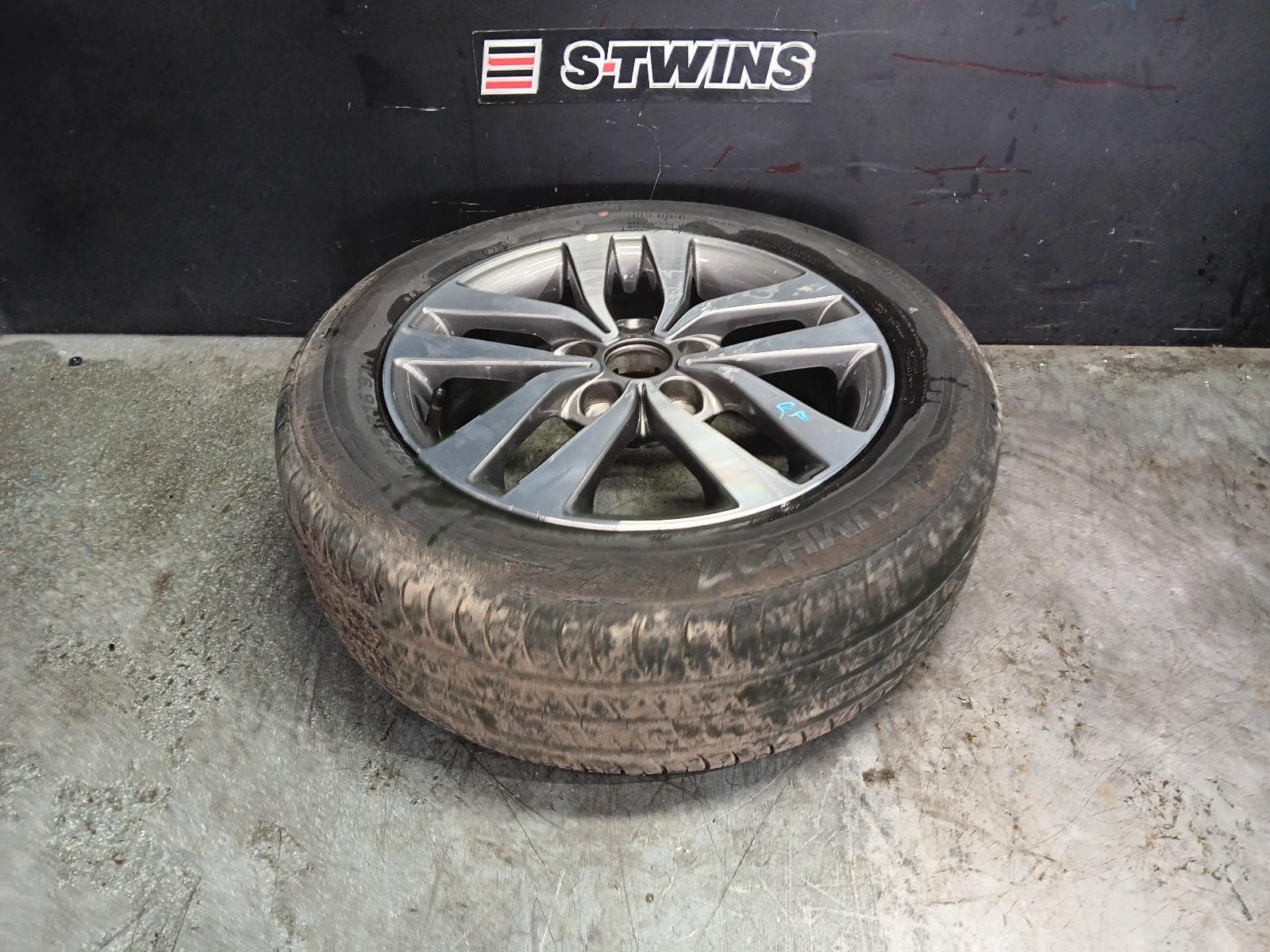 Used auto part listing image: 2018 HYUNDAI I30 WHEEL MAG FACTORY, 16X6.5IN, 5 V SPOKE, GREY, PD, HATCH (S. KOREA VIN KMHH), 03/17-12/23 0000410926