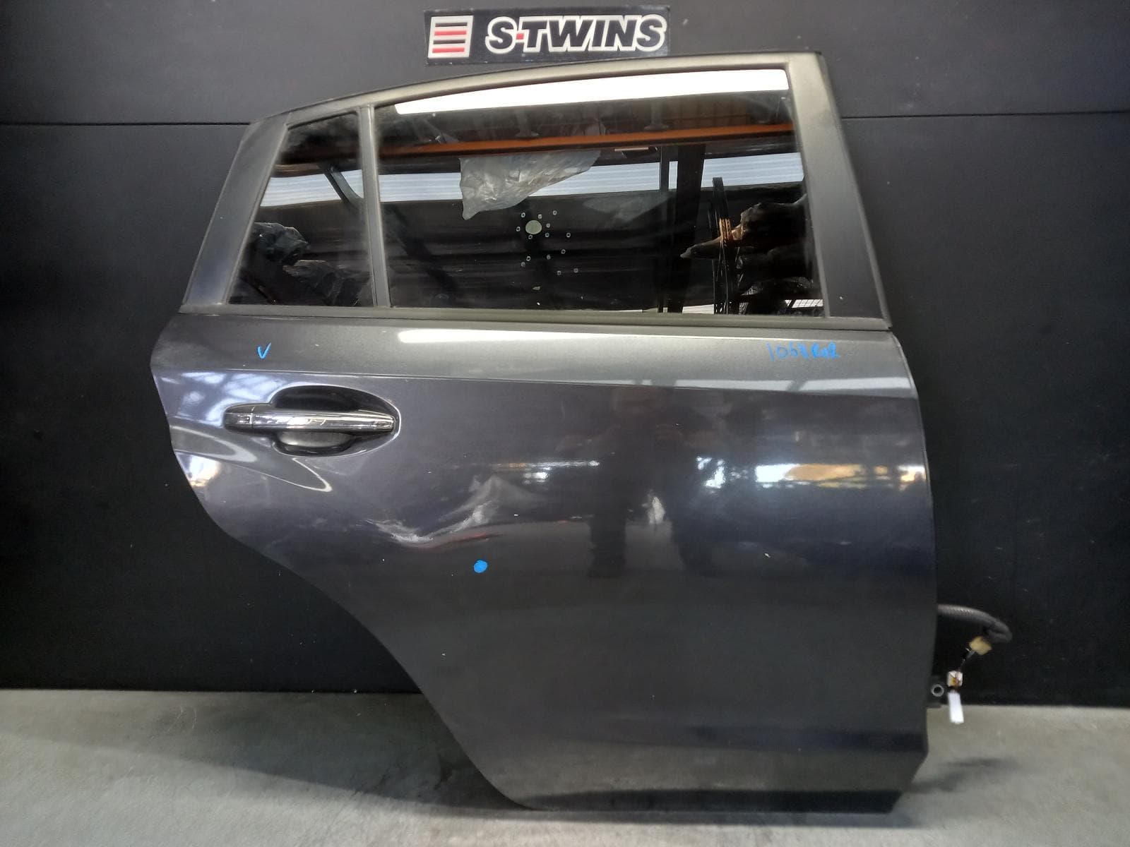 Used auto part listing image: 2012 SUBARU XV RIGHT REAR DOOR SLIDING G4X, 08/11-04/17 0000399809